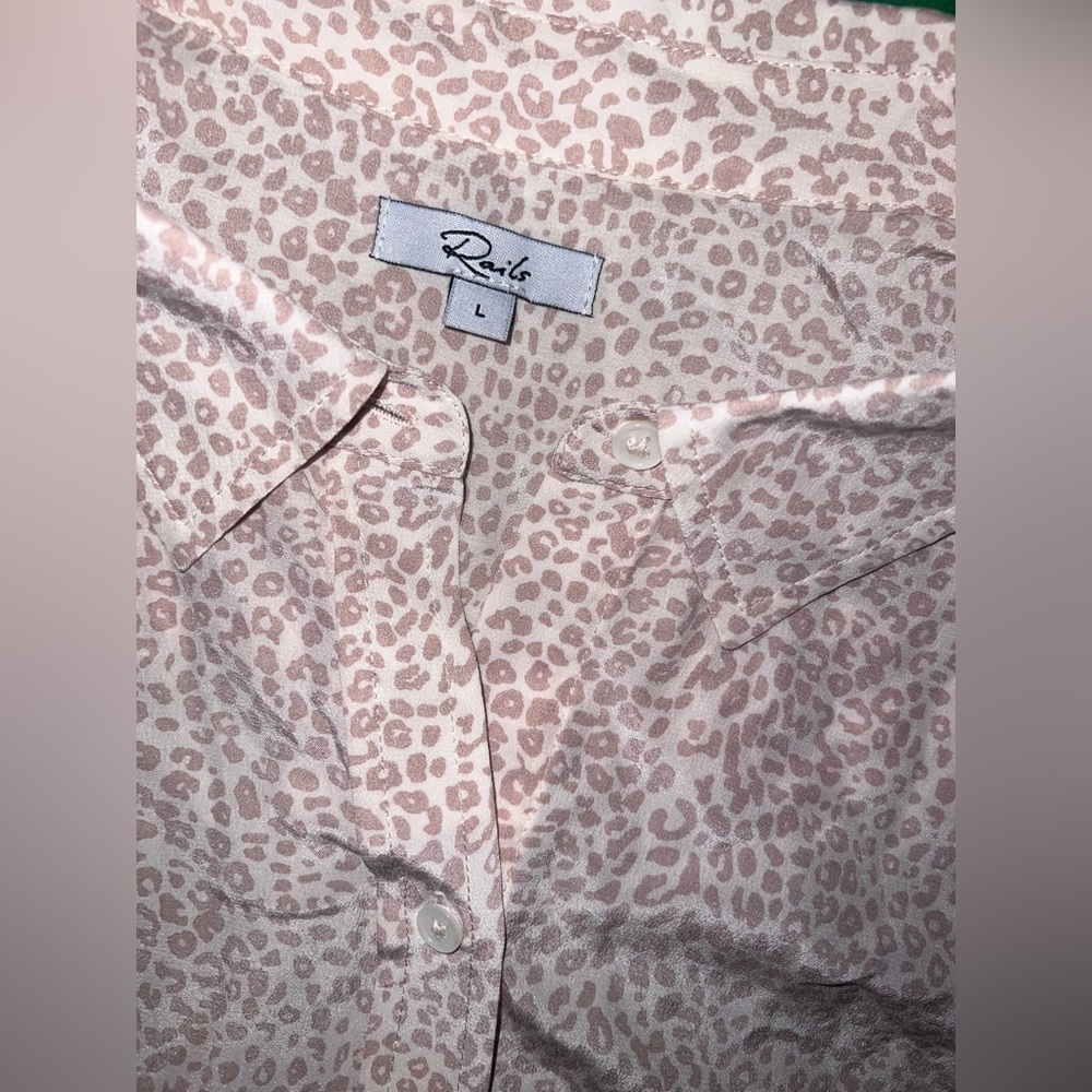 Rails Kate 100% Silk Animal Print Patterned Button-Down Shirt size Large- Flaw - Picture 7 of 12